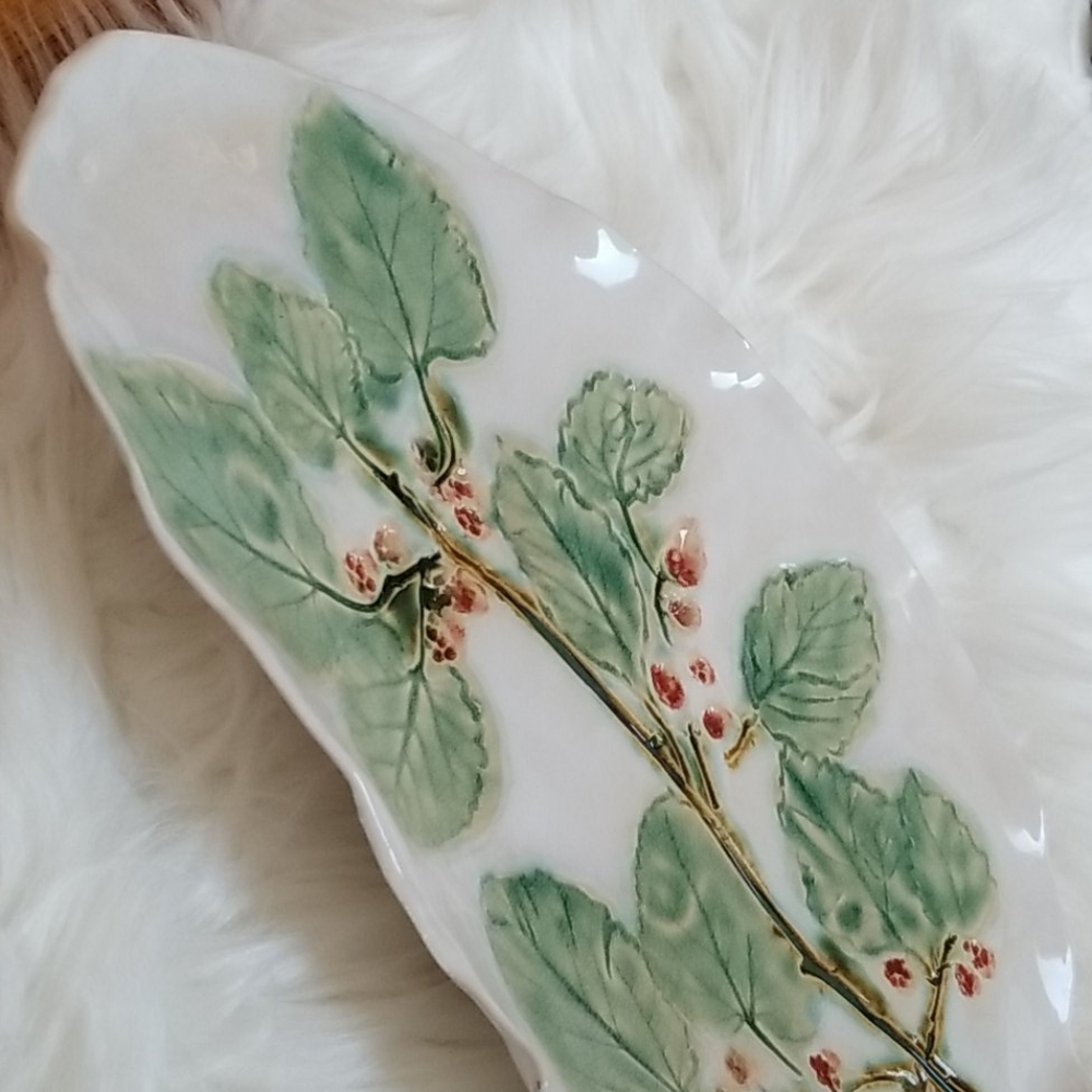 Handmade Glazed Clay leaves design free flow plate - Picture 2 of 8